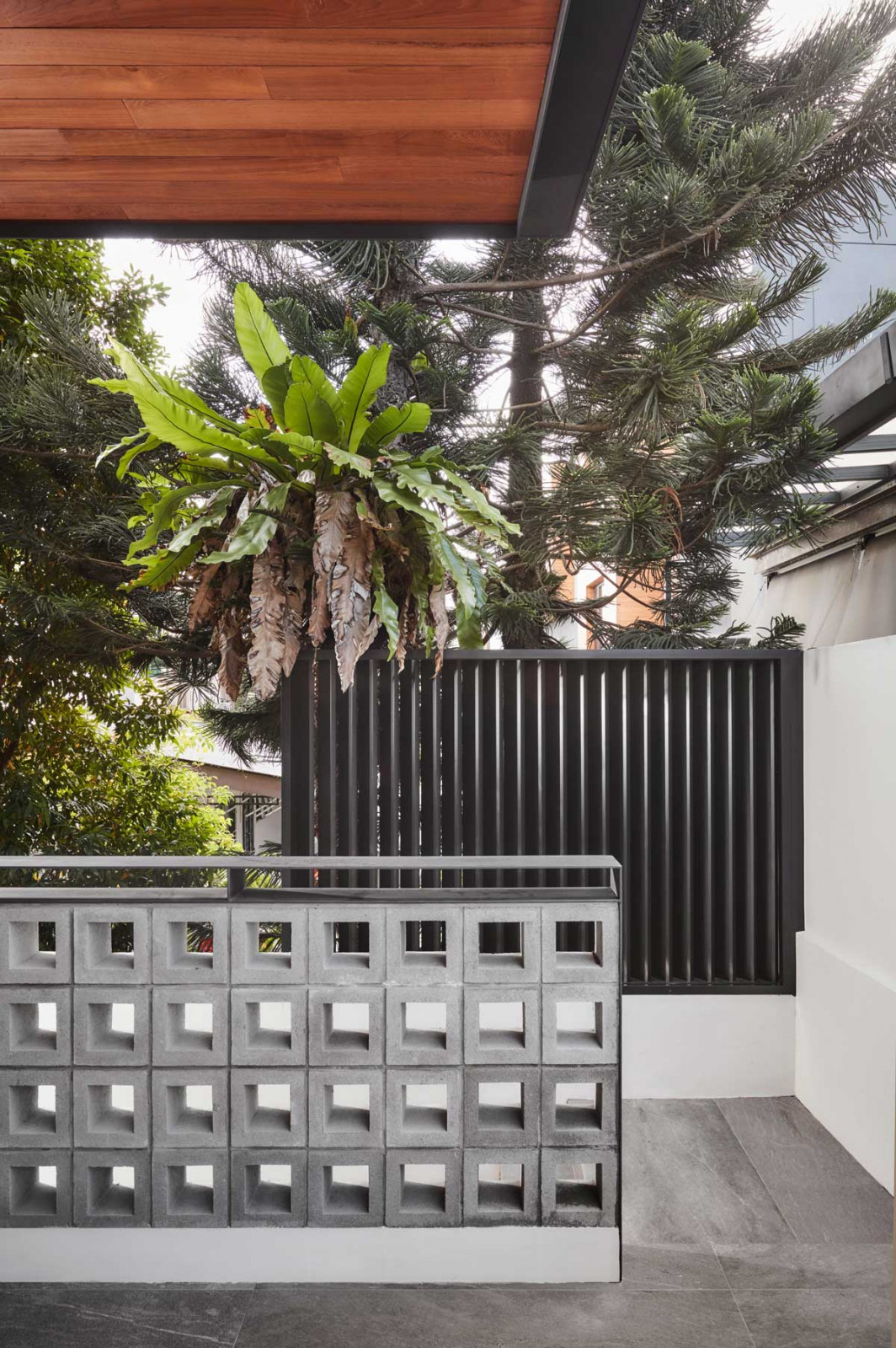 The breeze blocks, from which the Breeze House derives its name, blurs boundaries between the outdoors and indoors