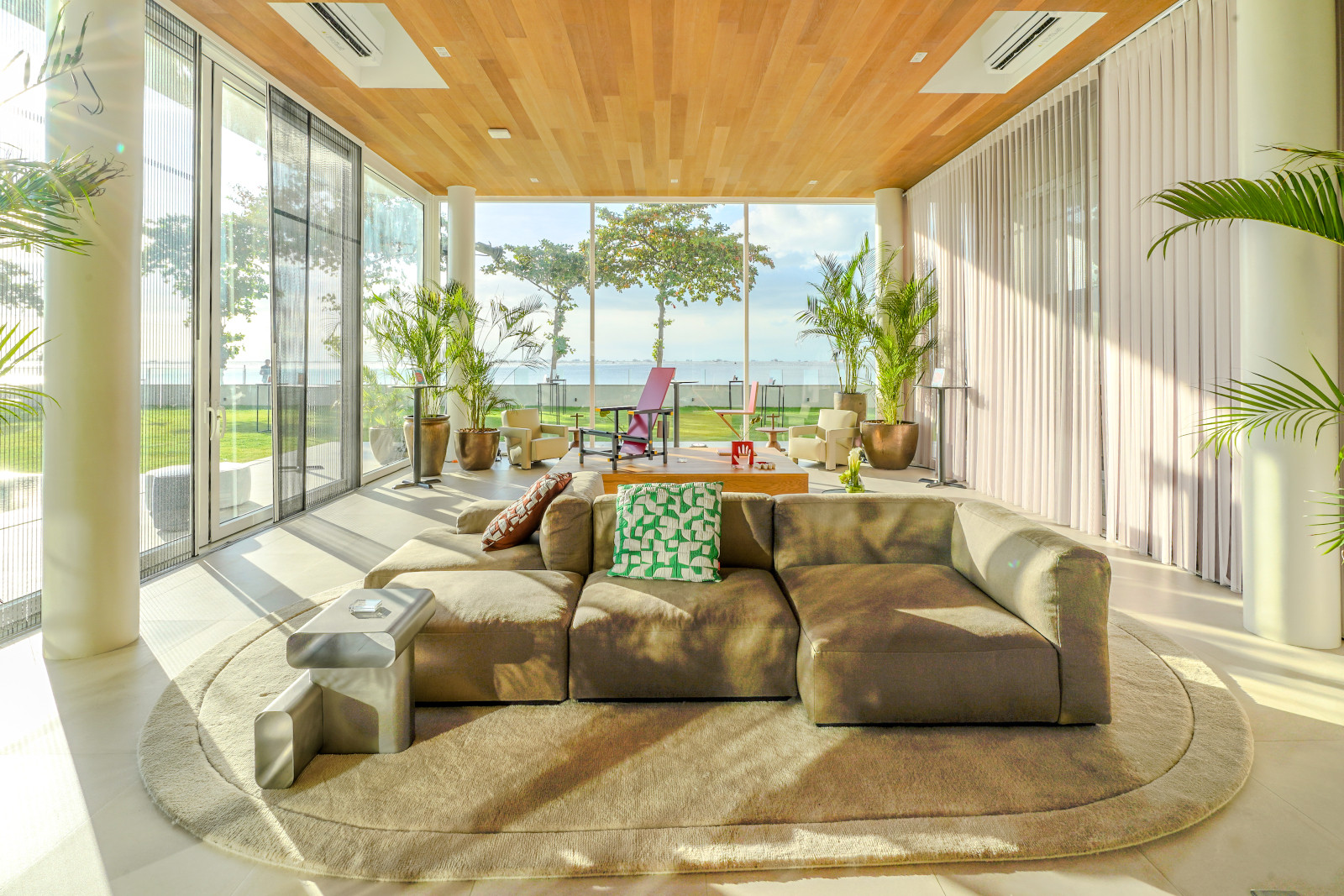 Bathed in natural light, the interiors of Elan by the Bay offered guests a serene preview of Cassina’s craftsmanship and design philosophy during The Cassina Perspective at Sundown.