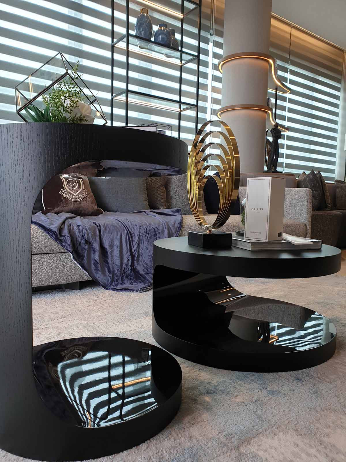 A playful yet sophisticated living room by SuMisura, furnished with Minotti pieces
