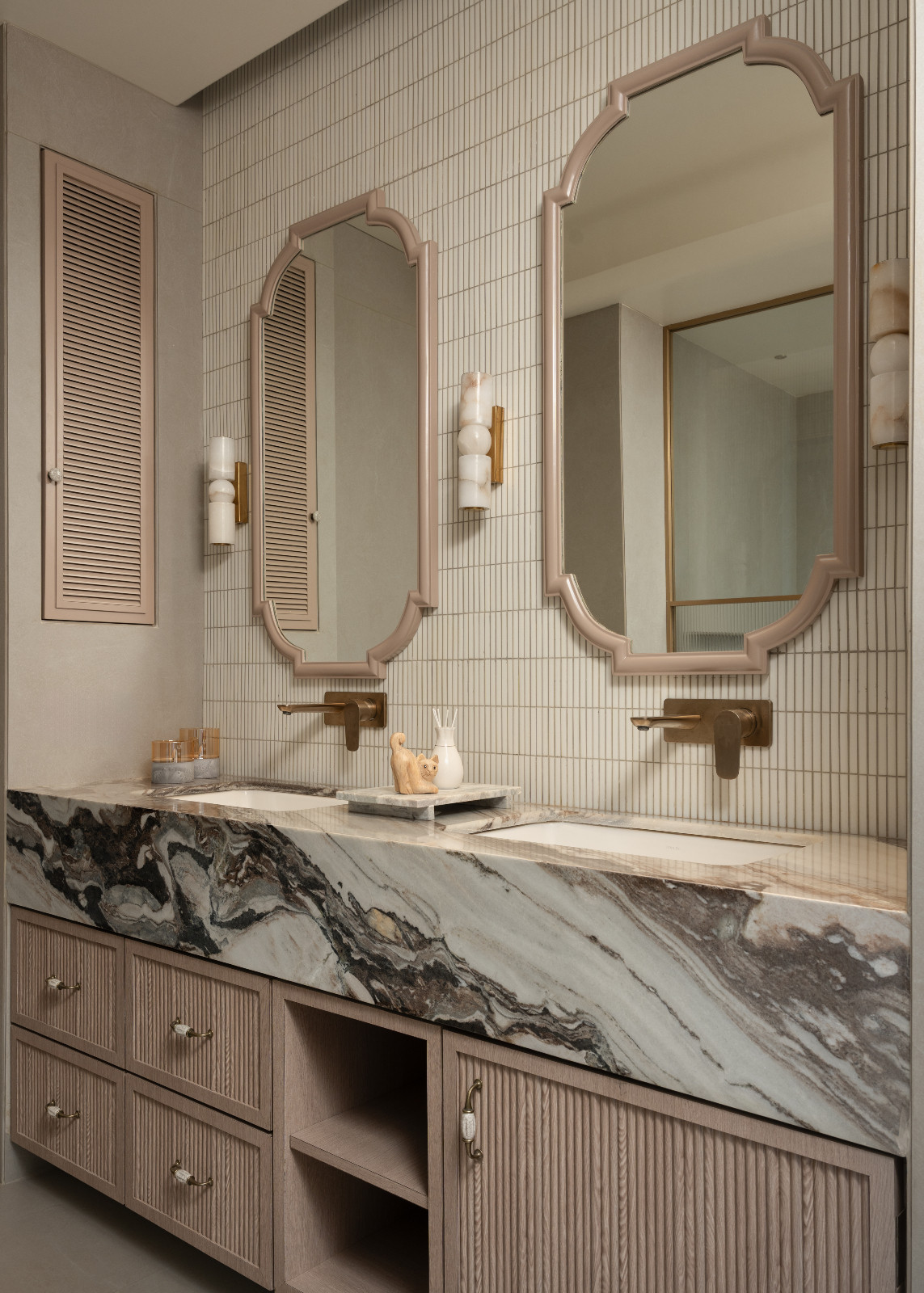 The primary bathroom in a Mumbai, India home by Pill Design Studio