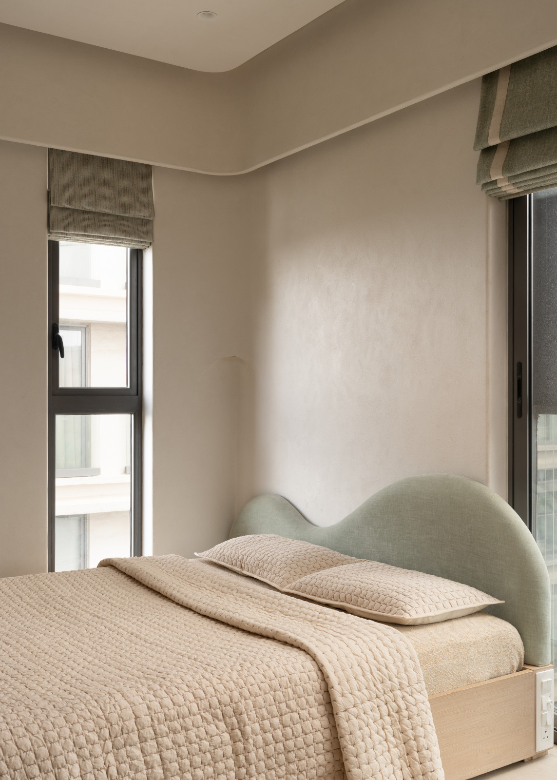The children's bedroom in a Mumbai, India home by Pill Design Studio