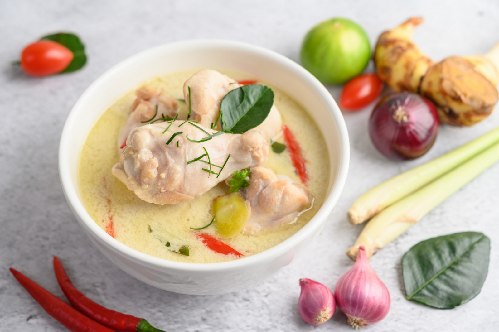 Slow-cooked chicken dishes draw out natural collagen, giving broths and stews their smooth, gelatinous texture (Photo: Jcomp/Freepik)