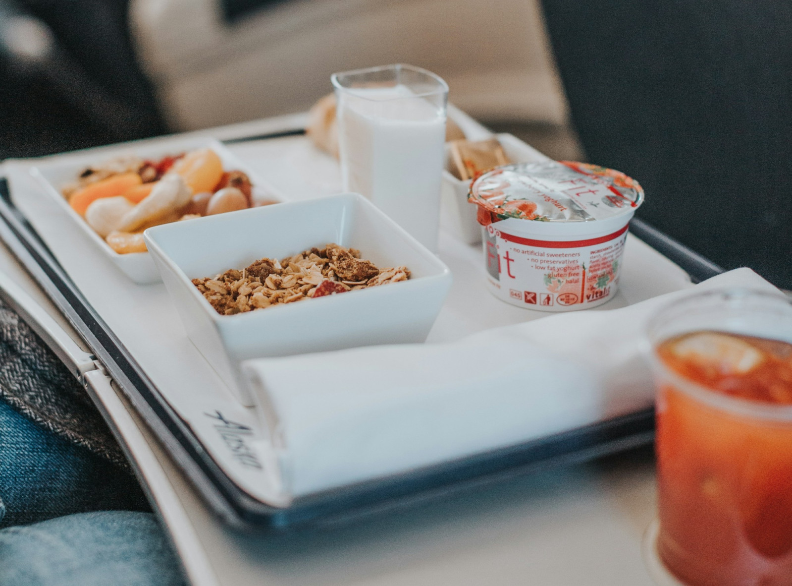 From salty sauces to reheated proteins, flying changes how food tastes and affects the body. Here’s what to watch for (Photo: Toni Osmundson/Unsplash)