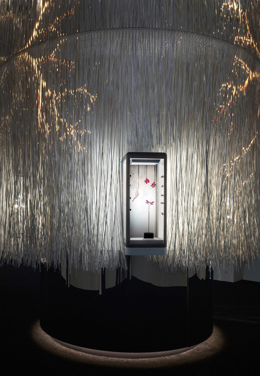裝置藝術家游文富為《時光築藝》展覽創作的作品〈微光〉與珠寶藝術家Cindy Chao的珠寶相互輝映。(Photo: Cindy Chao)