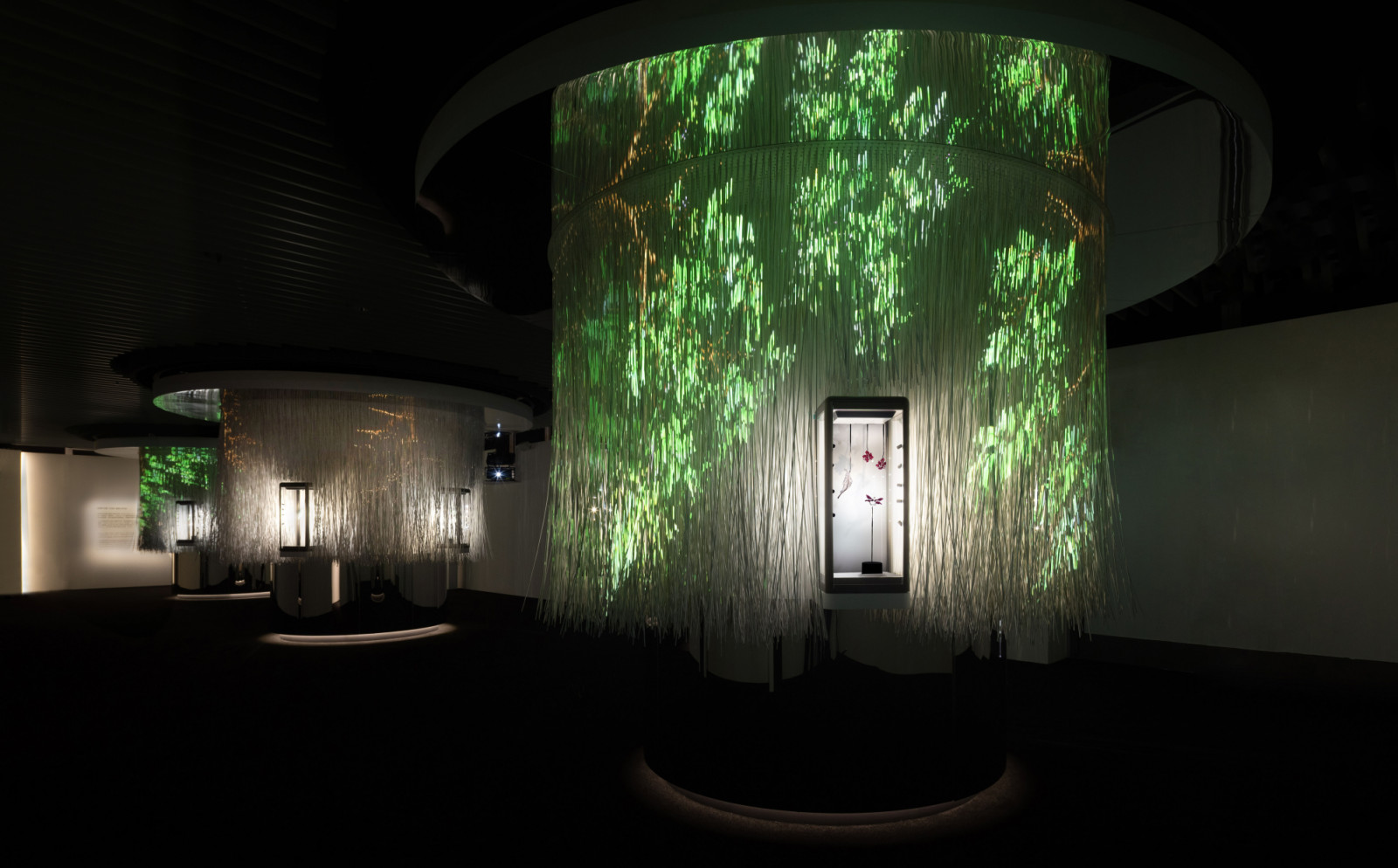 裝置藝術家游文富為《時光築藝》展覽創作的作品〈微光〉與珠寶藝術家Cindy Chao的珠寶相互輝映。(Photo: Cindy Chao)