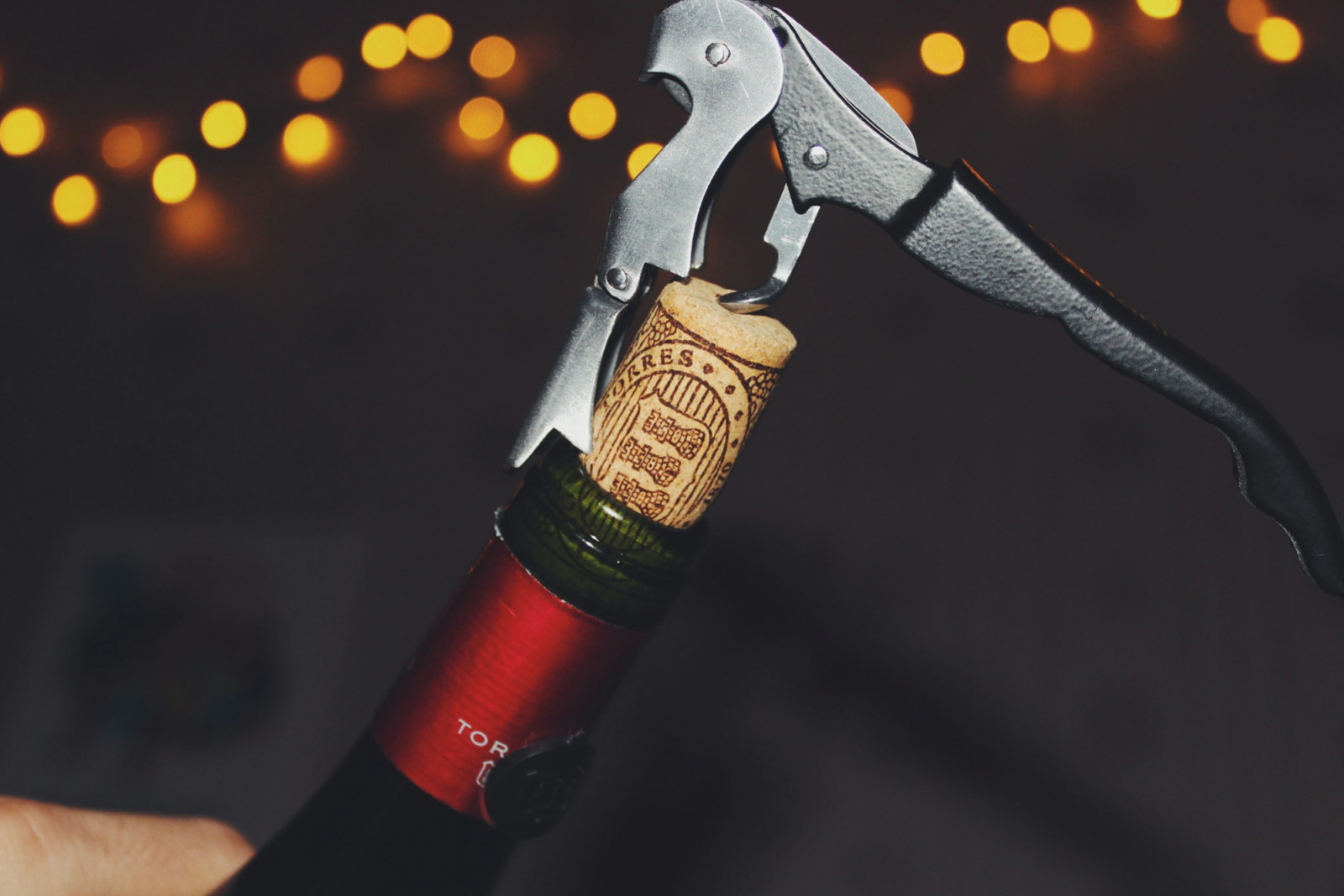 Stretching an open bottle over days feels efficient, but every sip after the first tells a slightly different story (Photo: Árpád Czapp/Unsplash)