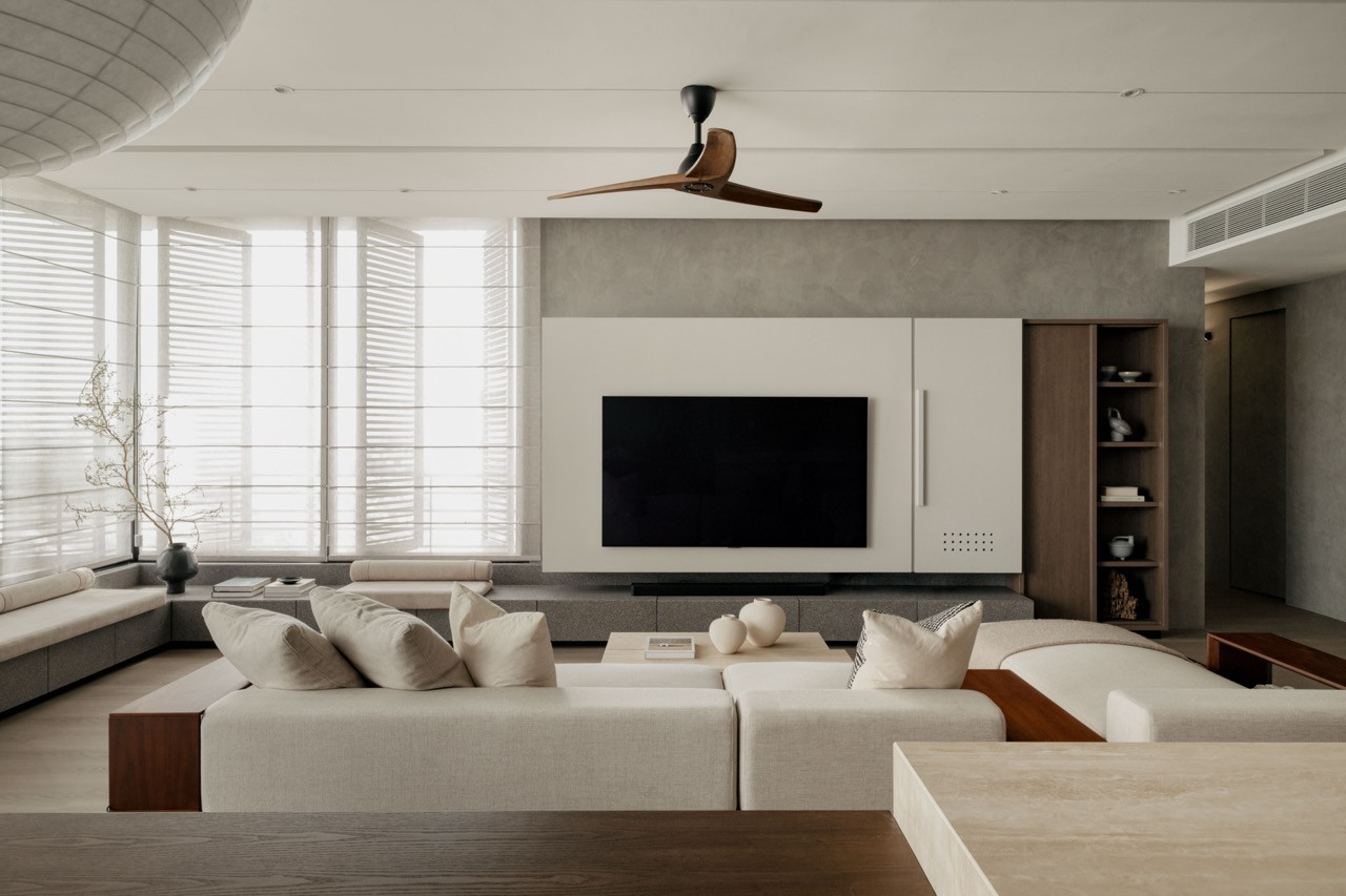 The kitchen's counter island uses an artisanal portal frame technique referencing the torii gate, separating the living and dining areas