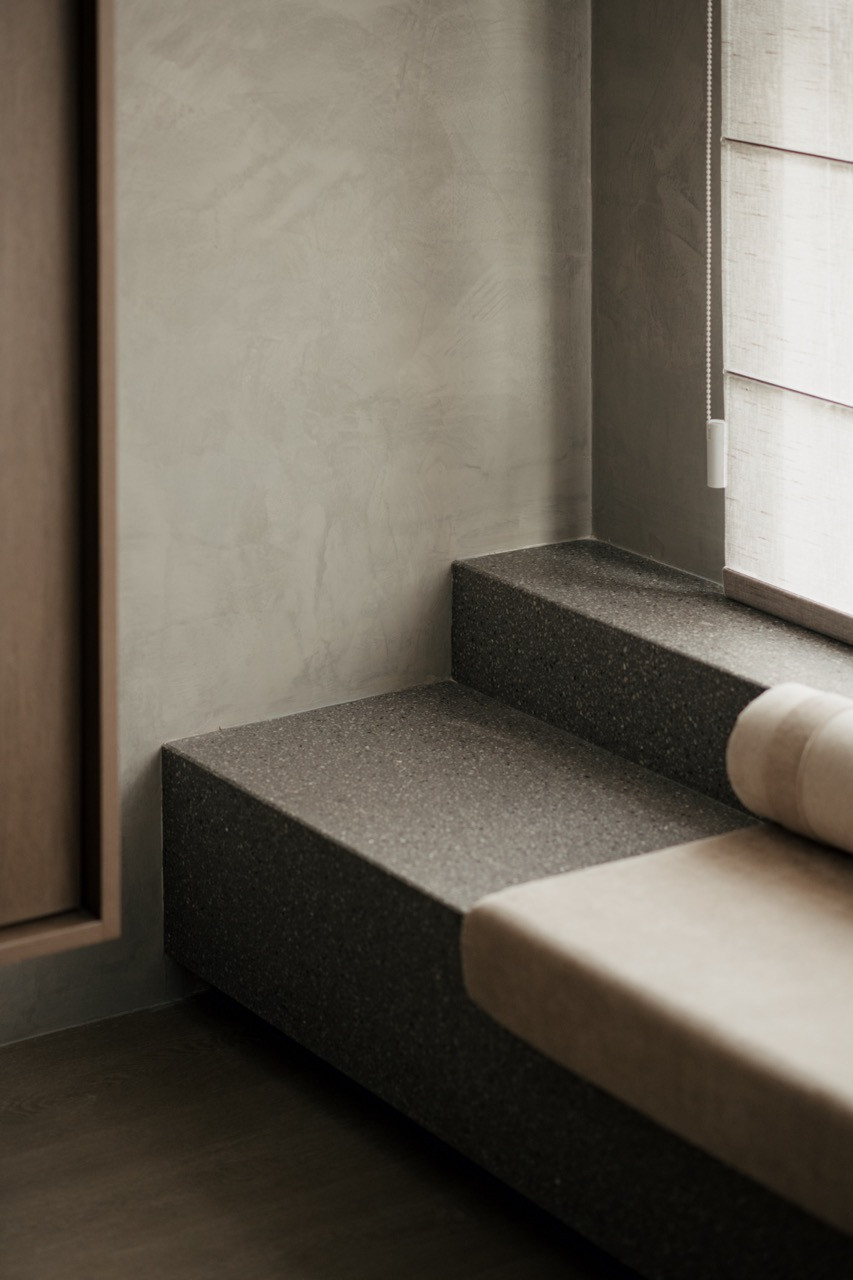 Granite benches inspired by the chashitsu tea room line the windows, offering flexible seating arrangements