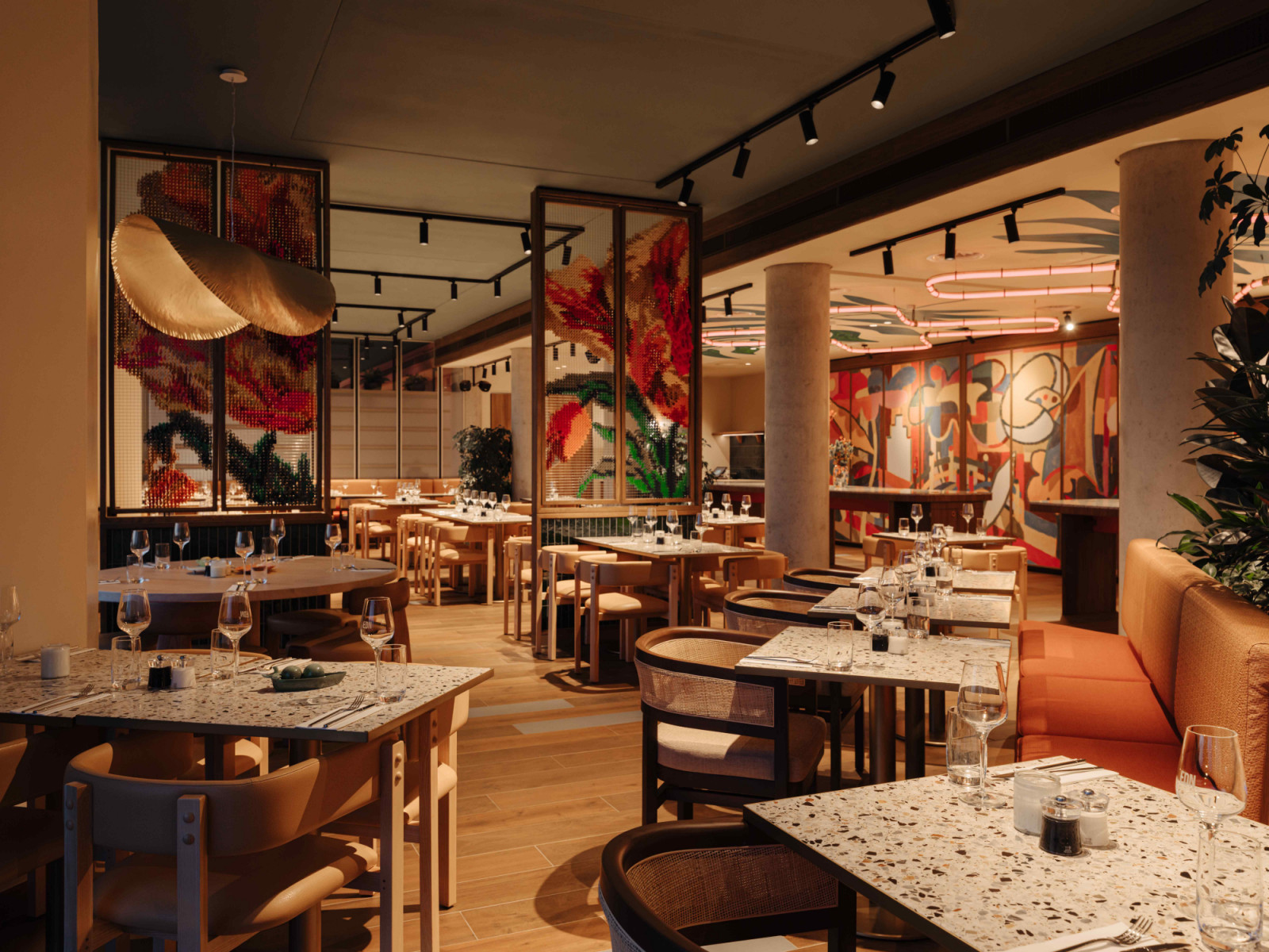 A spatial design that effortlessly transitions from high-energy breakfasts to atmospheric evening service