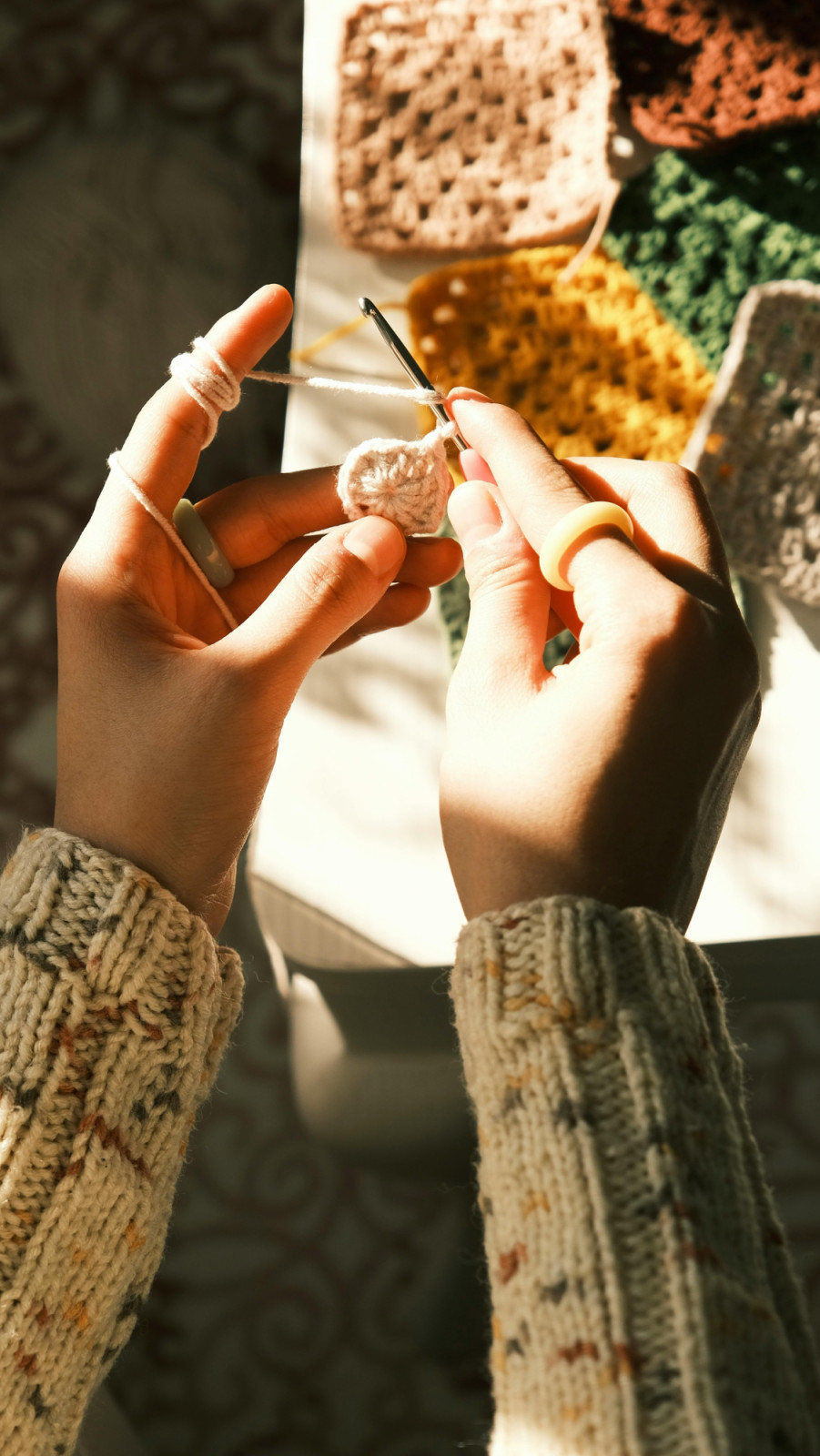 Explore crafty loops to create structured, handmade pieces. (Photo: Rahime Gül / Pexels)