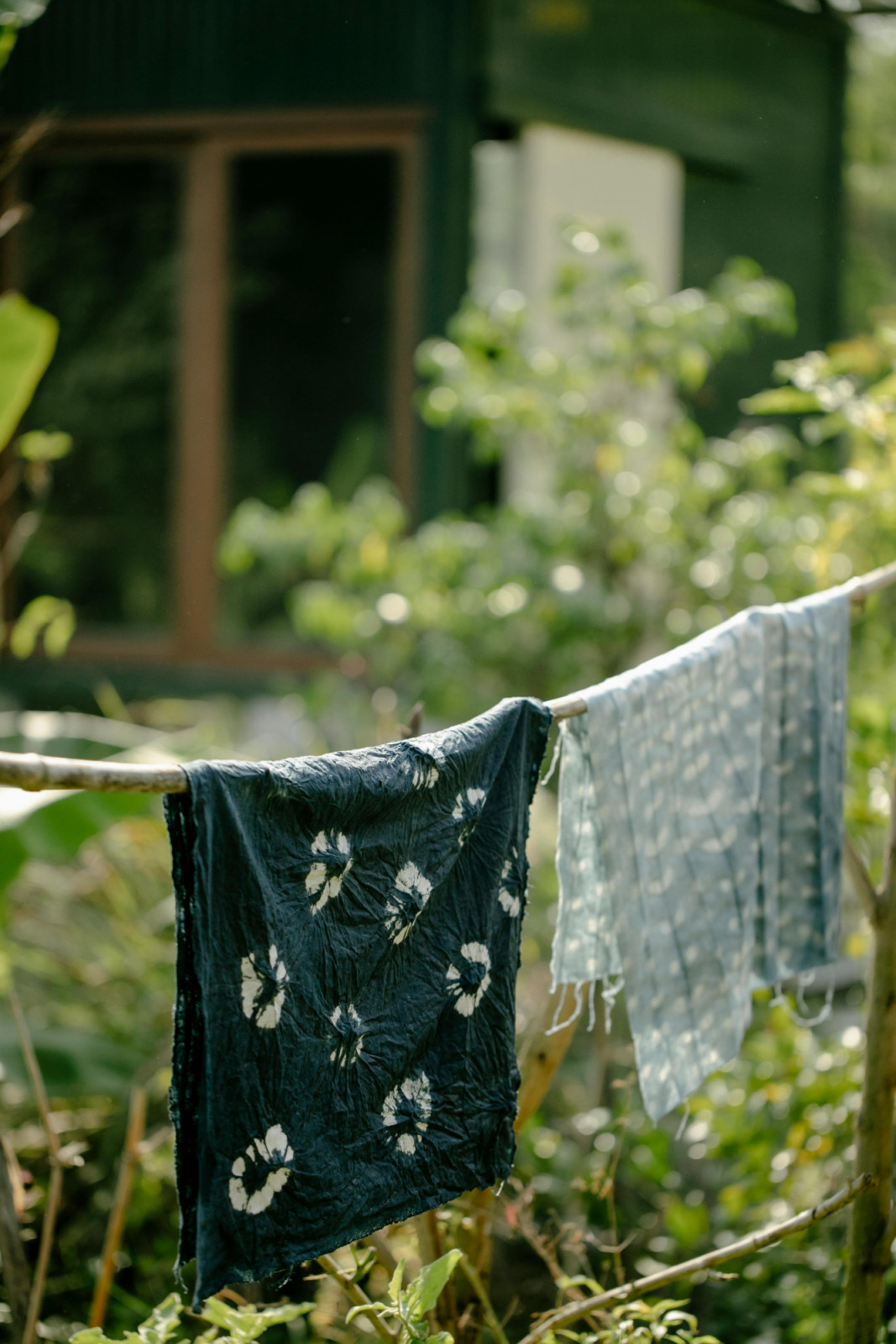 Bring colour to life in a crafty way with fabric dyeing. (Photo: Teona Swift / Pexels)