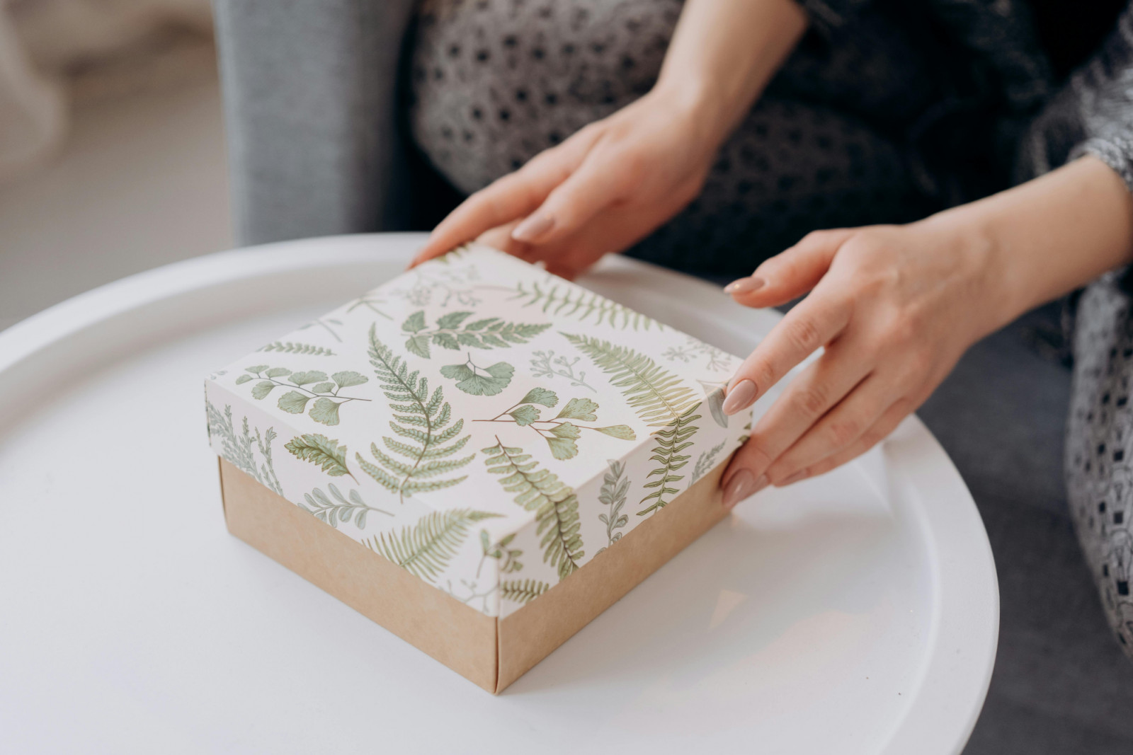 Choosing a thoughtful gift is the first step to making a great impression when you meet the parents. (Photo: Mikhail Nilov / Pexels)