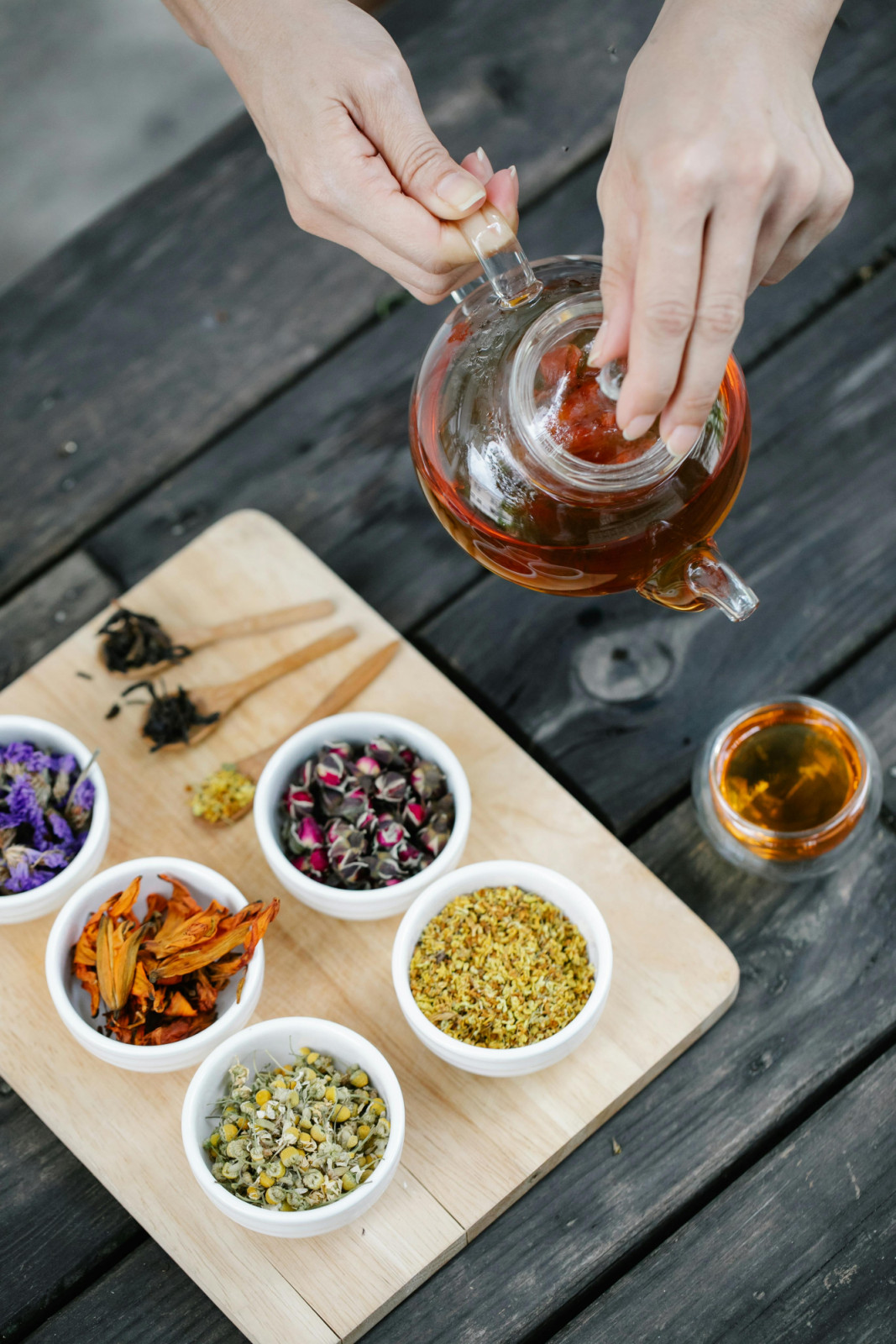 Bringing premium loose leaf tea is a mindful gesture when you meet the parents. (Photo: Anna Pou / Pexels)