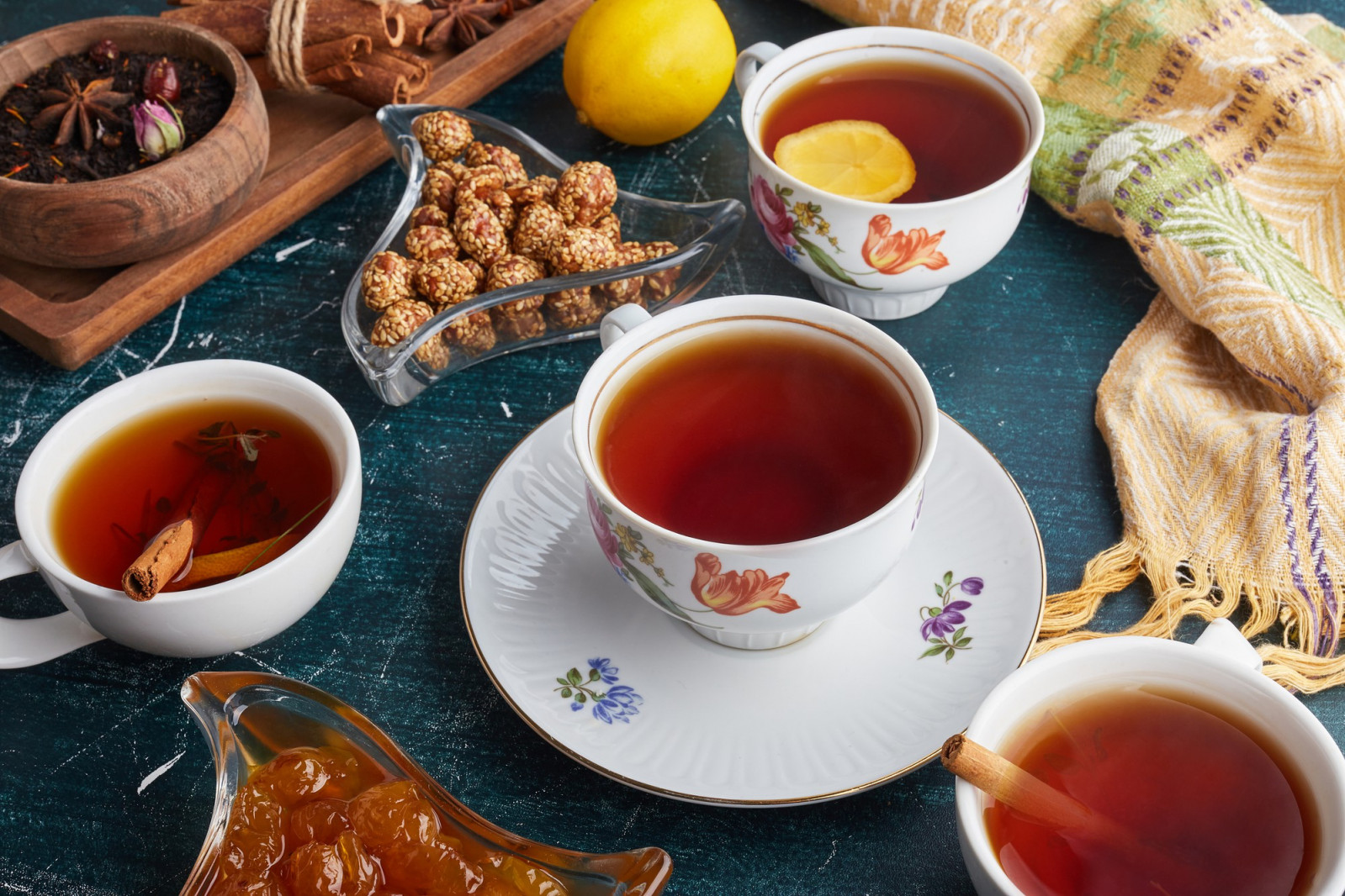 Taste high-grade teas on their own first before adding milk or sugar (Photo: Azerbaijan Stockers/Freepik)