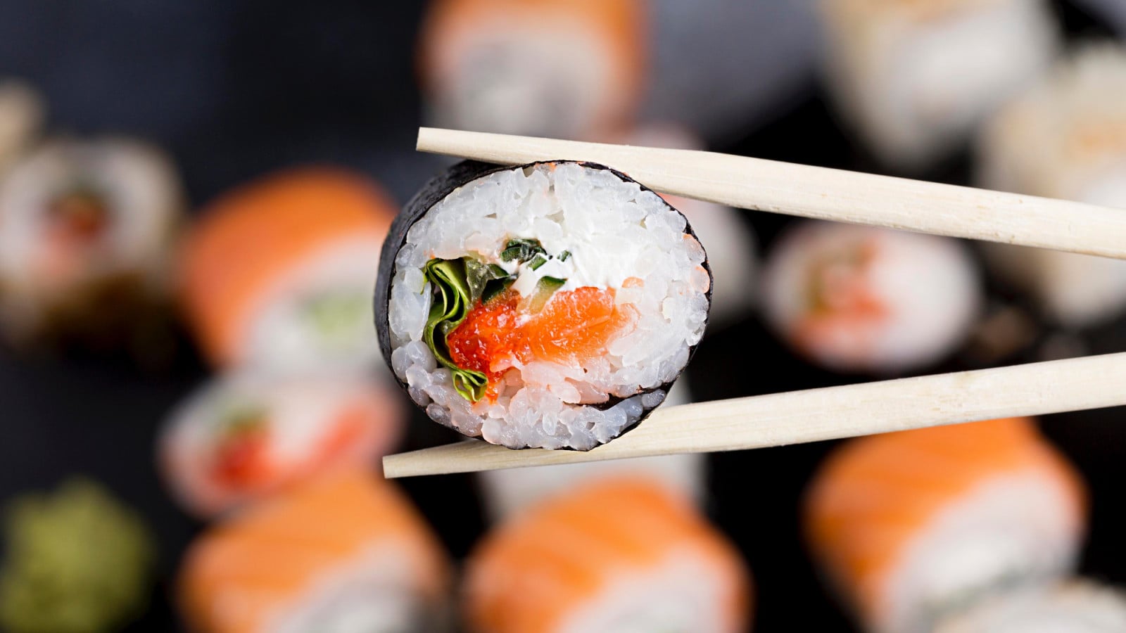 From how you dip to when you bite, sushi has its own quiet code of conduct. Here’s what to avoid if you want to eat it right (Photo: Freepik)