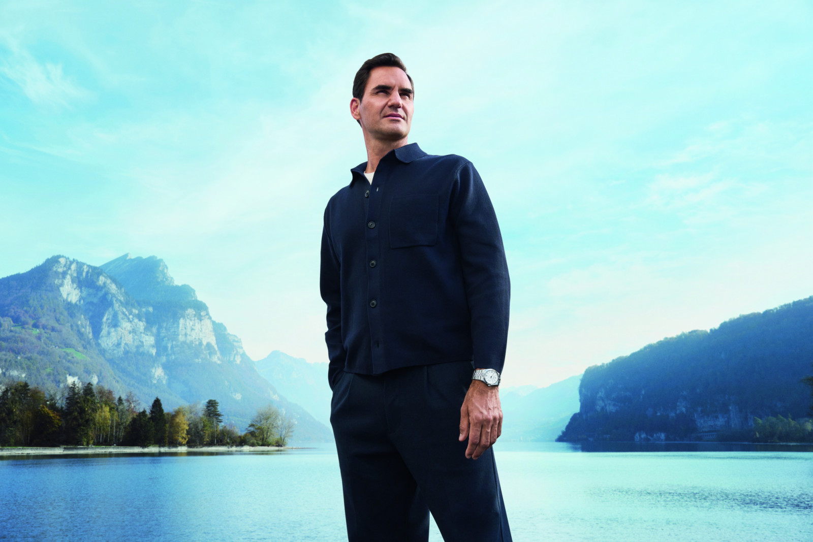 Roger Federer wears a Land-Dweller 40 in a
white Rolesor version.
