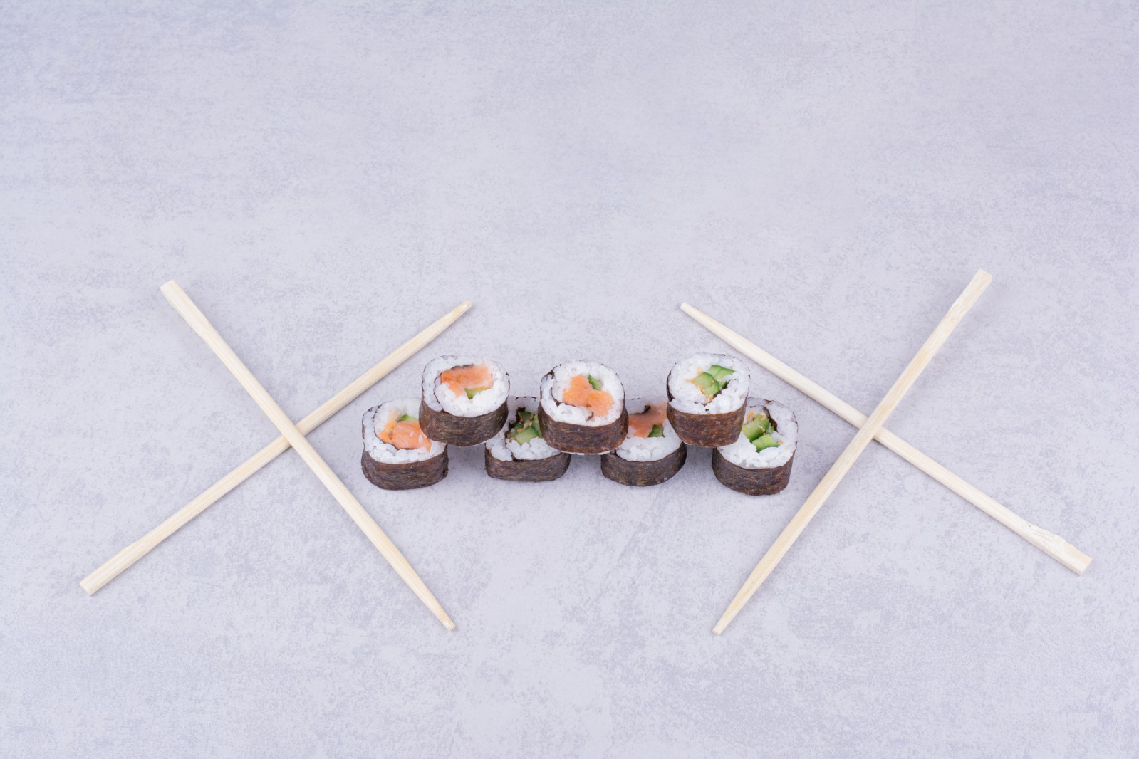 Never leave chopsticks crossed on a bowl or table; this evokes funerary imagery in some cultures. Rest them parallel or on a holder instead (Photo: Azerbaijan Stockers/Freepik)