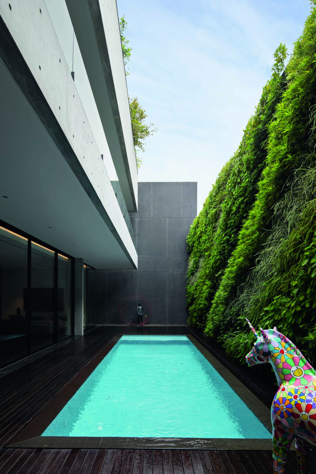 The massive vertical garden is a substitute for conventional landscaping and satisfies the owners’ brief for fuss-free maintenance, also leaving the pool area free for more sculptures