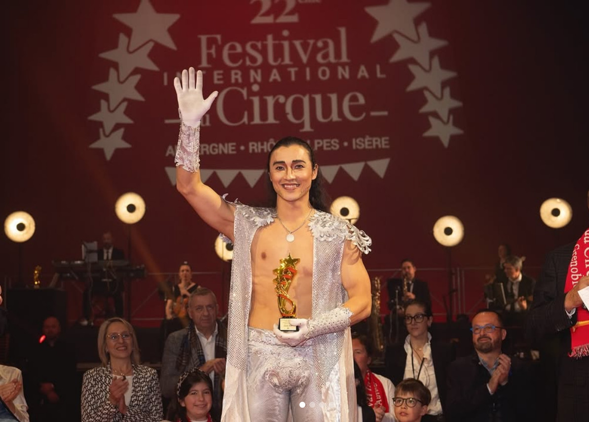 The Cirque du Soleil acrobat’s superhuman zip line skills stunned competitors (Photo: @@ochir_ub / Instagram)