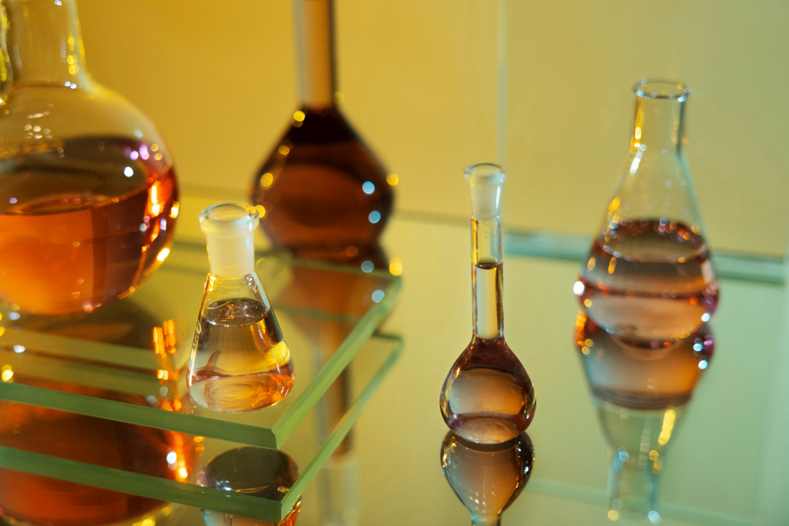 Once a laboratory discovery, aldehydes became the spark that pushed perfumery into the modern age—clean, complex and unmistakably new (Photo: Freepik)