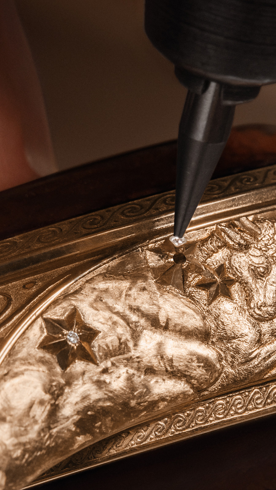 Setting the diamond, which represents one of the visible stars of the Taurus constellation