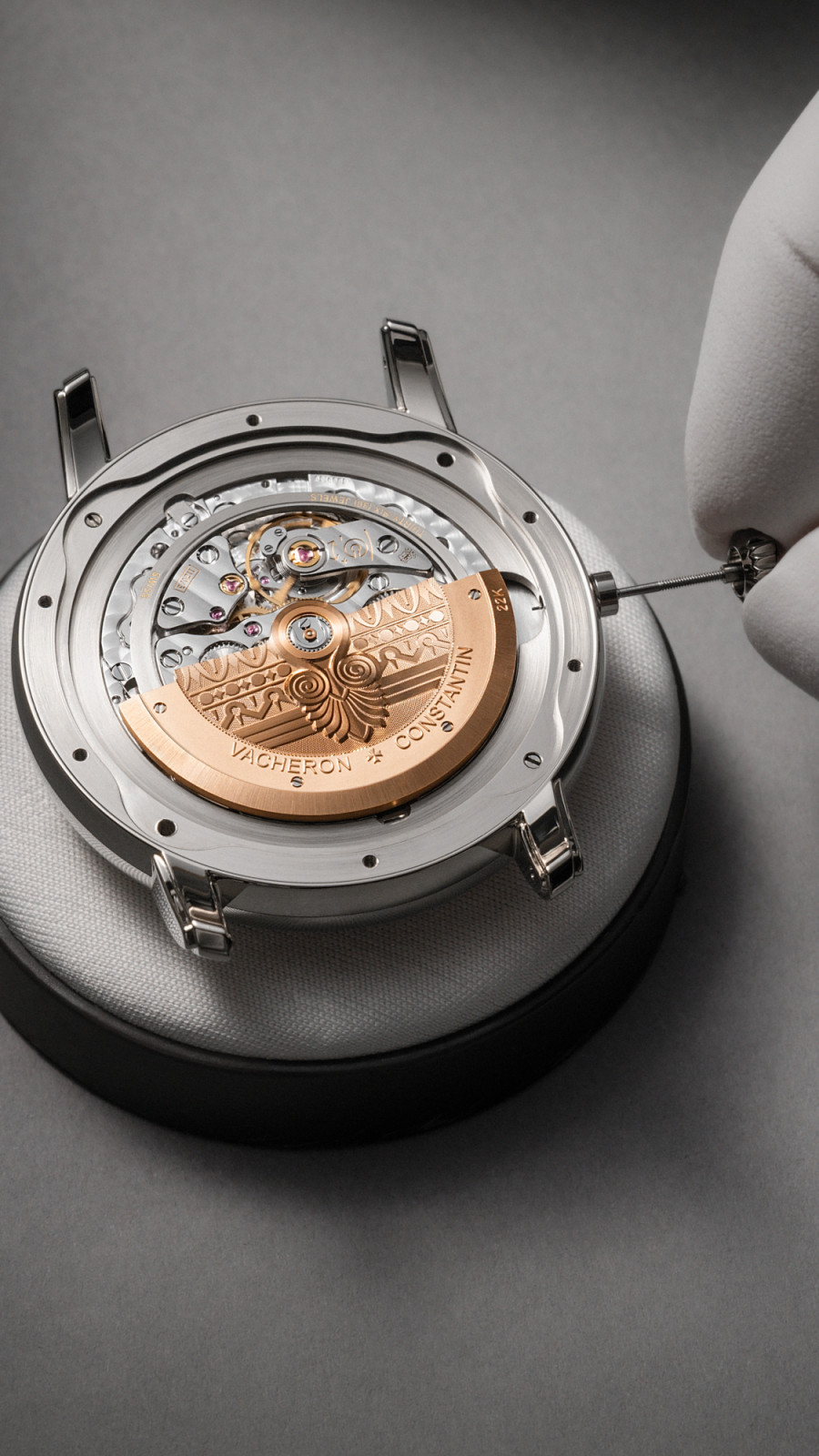 The ‘tapestry’ motif on the oscillating weight of Calibre 1120 AT