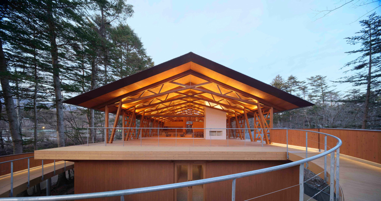 SSH No.02 by Shigeru Ban reveals the triangular column-free wooden truss system (Photo: Hiroyuki Hirai)