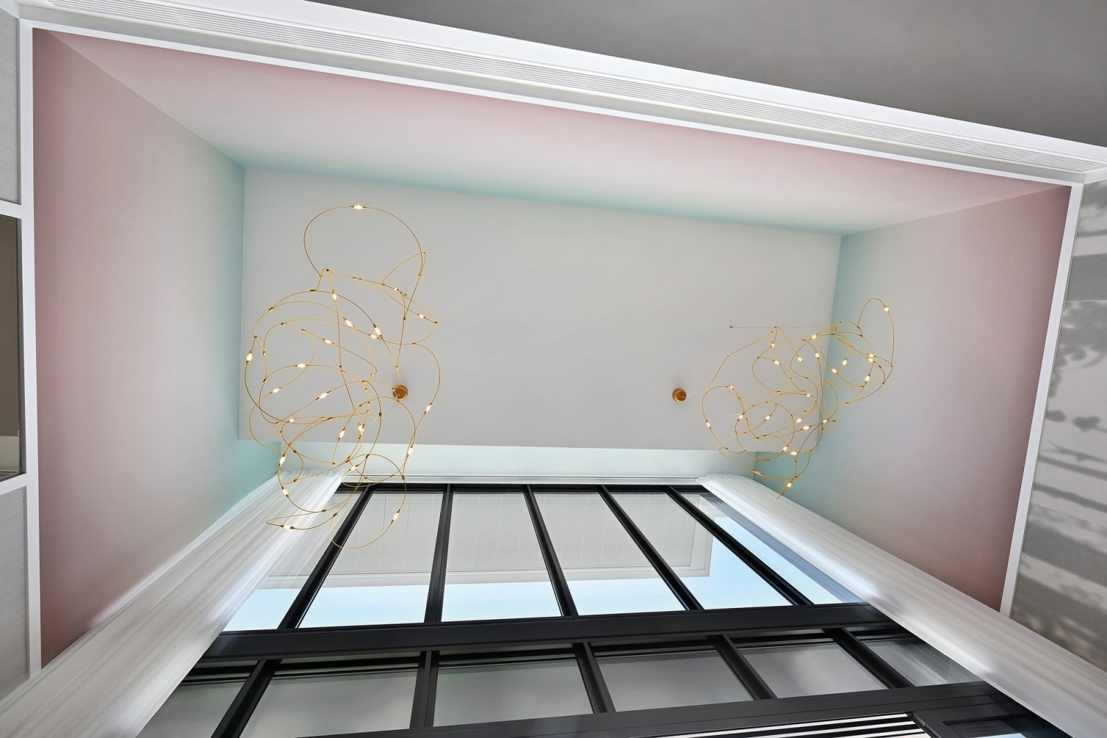 A close-up of the ombre finish on the living room’s walls and ceiling, with chandeliers cleverly chosen to mimic the constellations adding a celestial touch (Photo: EK Yap)