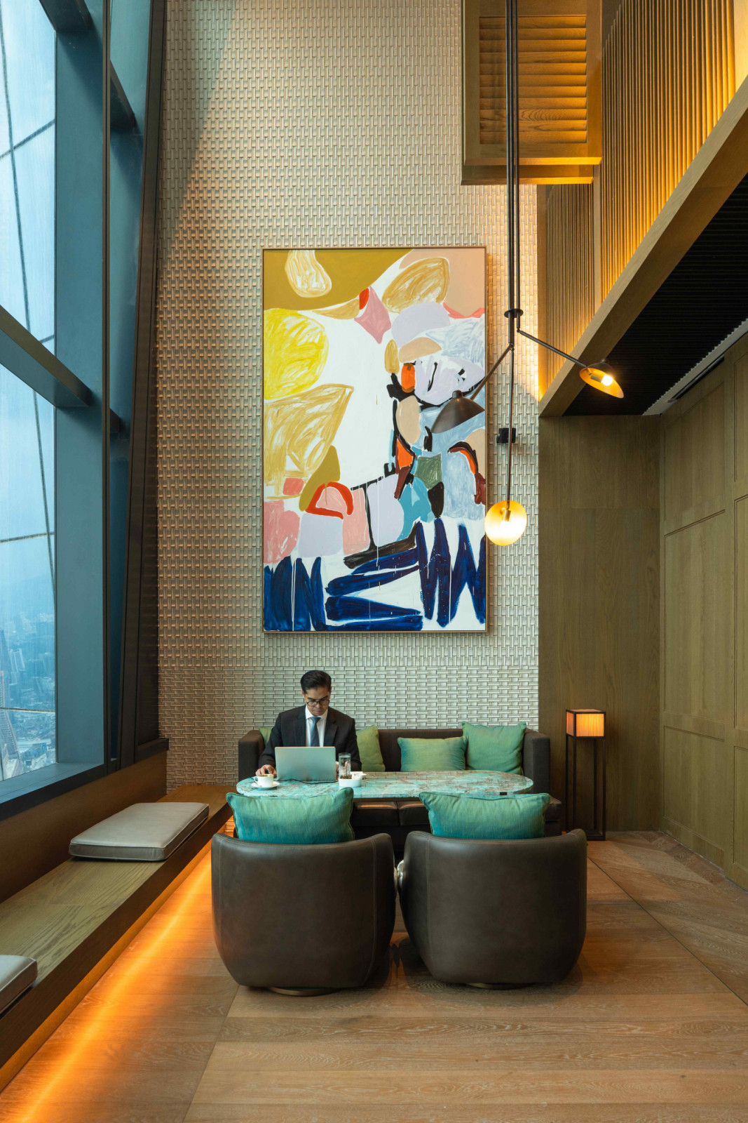 A balance panoramic drama with domestic comfort at the Park Lounge