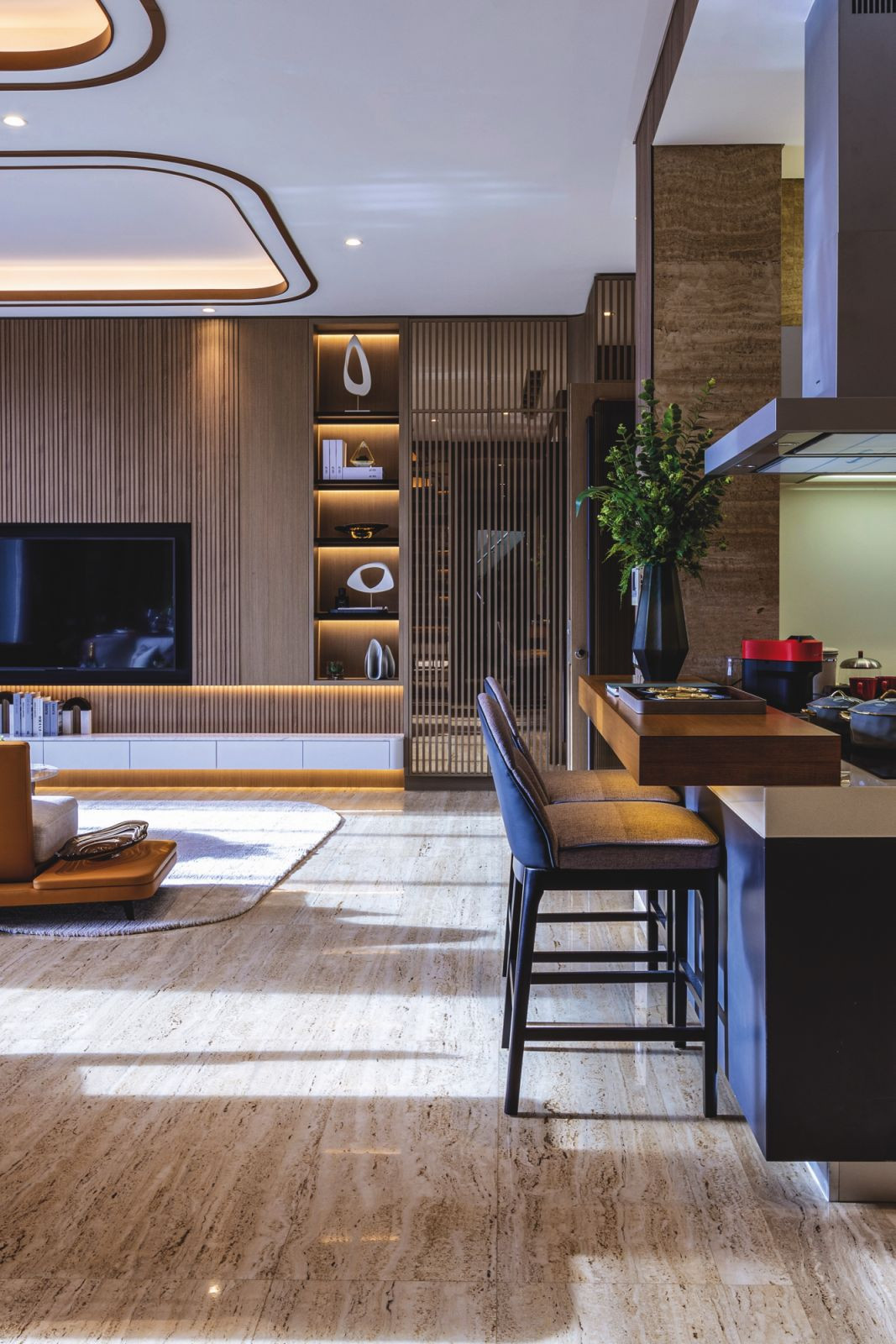 The seamlessly interconnected living area and open-concept dry kitchen (Photo: SuMisura)