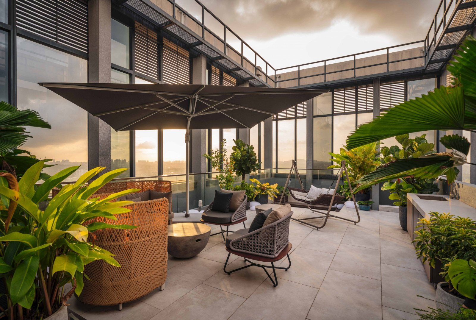 Lush planters and a canopied outdoor seating area create a breezy rooftop retreat (Photo: Aaron Poon)