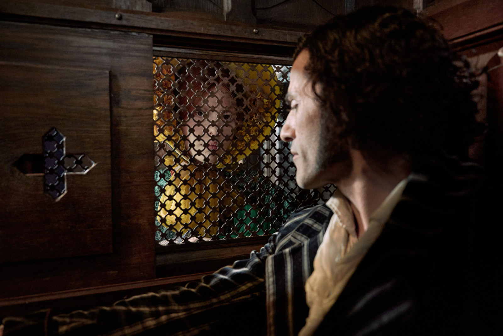 FRANKENSTEIN. (L to R) Mia Goth as Elizabeth and Oscar Isaac as Victor Frankenstein in Frankenstein.(Photo:Netflix《科學怪人》劇照)