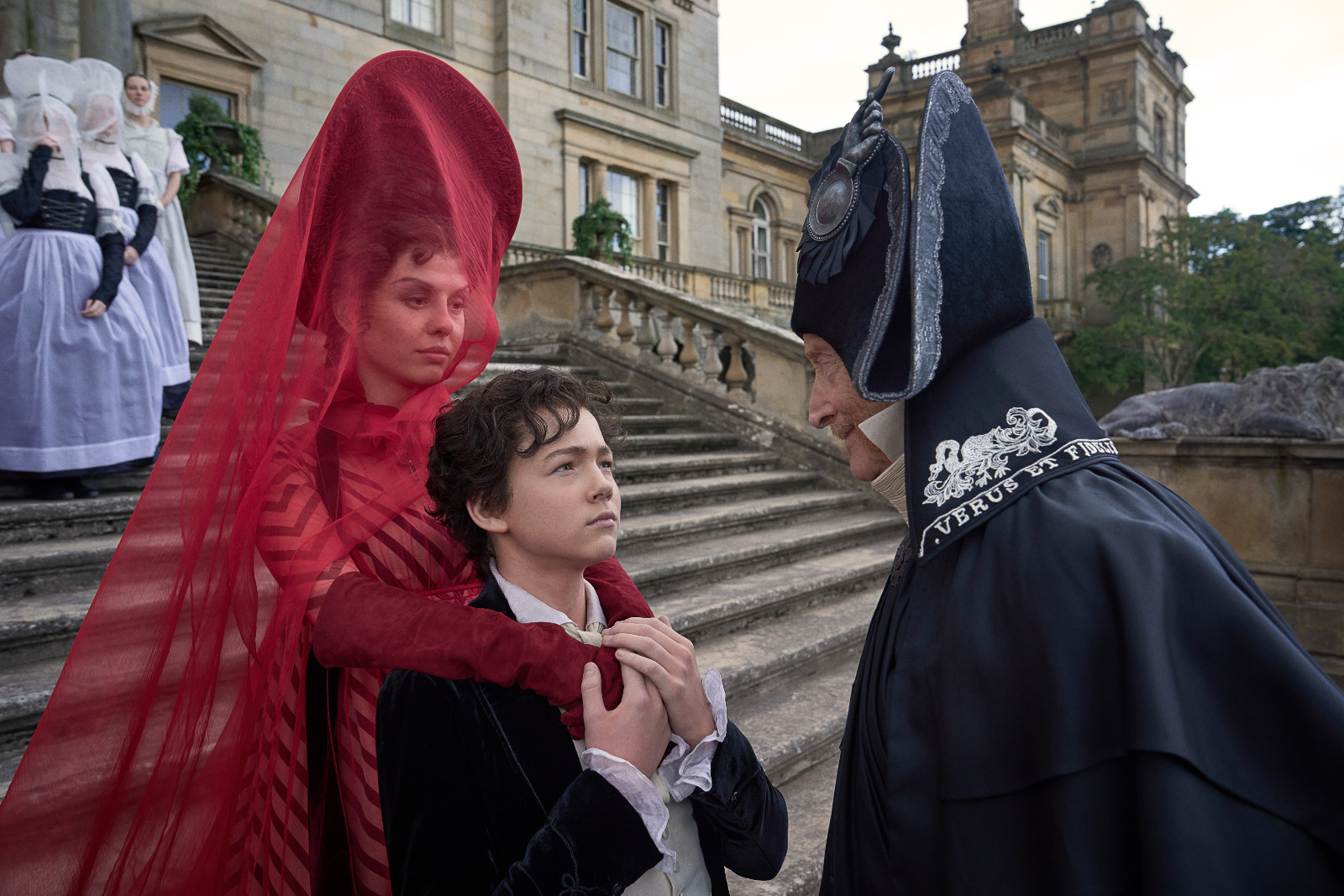 FRANKENSTEIN. (L to R) Mia Goth as Claire Frankenstein, Christian Convery as Young Victor Frankenstein and Charles Dance as Leopold Frankenstein in Frankenstein.(Photo:Netflix《科學怪人》劇照)