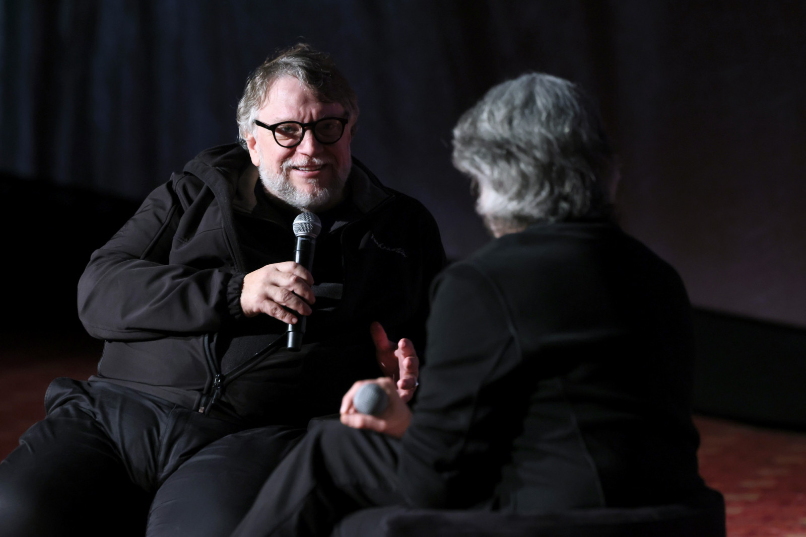 HOLLYWOOD, CALIFORNIA - OCTOBER 31: (L-R) Guillermo del Toro and Jason Reitman speak as Netflix hosts a special IMAX screening of Guillermo del Toro's "Frankenstein" at TCL Chinese Theatre on October 31, 2025 in Hollywood, California. （Photo：Netflix《科學怪人》劇照）