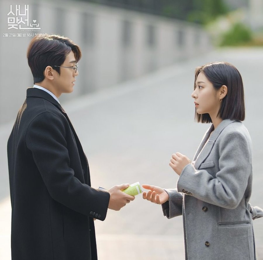 In ’Business Proposal’, the loyal chief of staff and the bold heiress skip the slow burn for a high-chemistry, openly affectionate relationship. (Photo: IMDB)