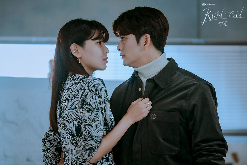 The powerful, guarded CEO finally lowers her walls for the free-spirited artist in a slow-burn romance about emotional transparency in ‘Run On’. (Photo: IMDB)