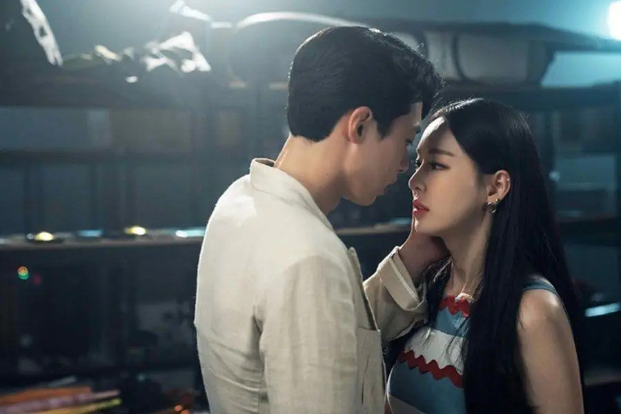 The fierce executive and the softhearted actor share a charming, low-angst fan-meets-idol love story in ’Search: WWW’ (Photo: IMDB)