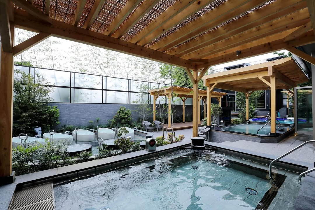 A multi-level onsen and sauna complex in Saitama, blending natural hot springs with rooftop barrel and tent saunas (Photo: king_and_queen_282828 / Instagram)