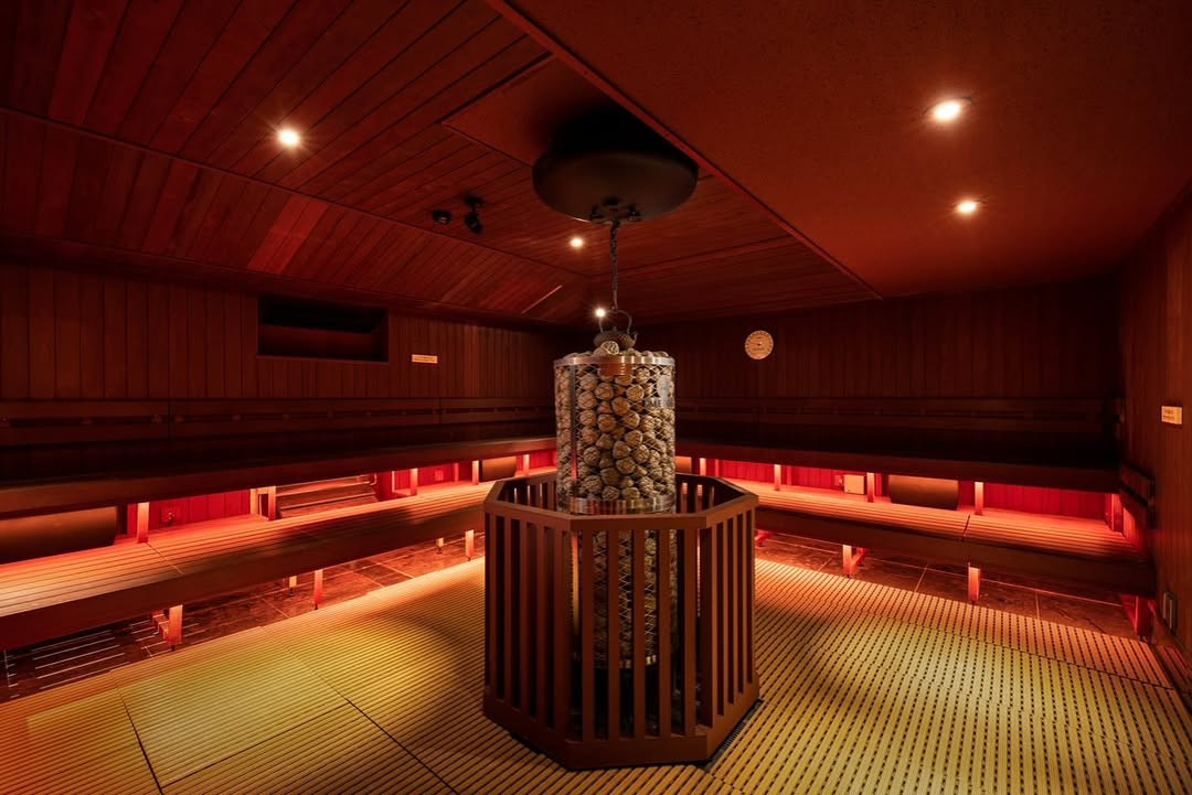 A purpose-built urban sauna in Akasaka, Tokyo, featuring multiple heat rooms, automated löyly, and a 60-seat relaxation lounge (Photo: sauna_tokyo2 / Instagram)