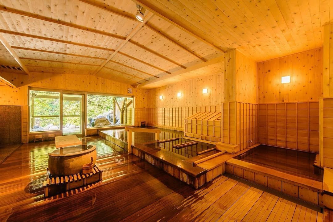A riverside Hokkaido ryokan with integrated saunas, natural hot springs, and outdoor baths for a quiet, nature-immersed experience (Photo: yuyado_daiichi / Instagram)
