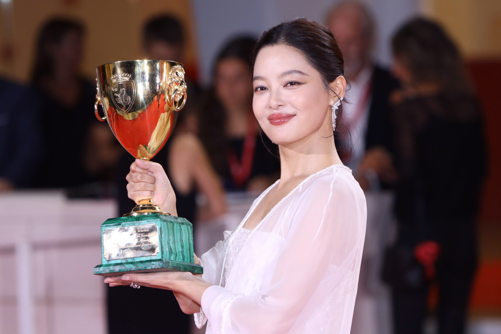 L'actrice Xin Zhilei pose avec la Coupe Volpi de la meilleure interprétation féminine pour The Sun Rises on Us All à la 82e Mostra de Venise, le 6 septembre 2025. (Photo by Laurent KOFFEL/Gamma-Rapho via Getty Images)