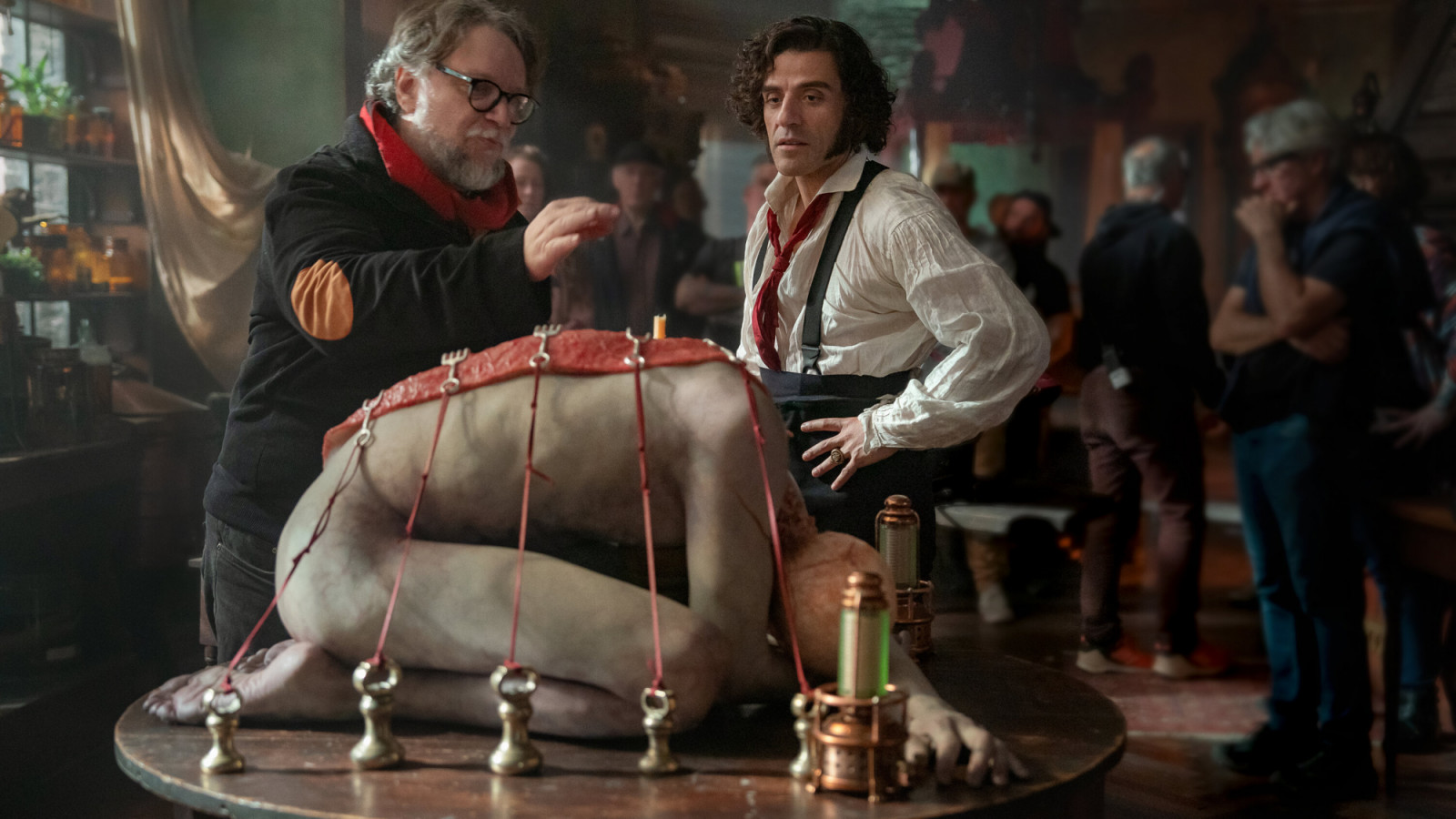 The director Guillermo del Toro and Oscar Isaac (Photo: Netflix)
