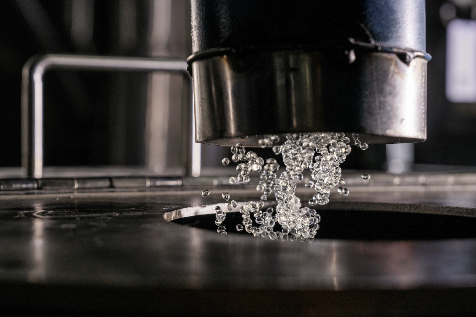 Butiran thermoplastic polyurethane (TPU) Novoloop di lini produksi pabrik mitra mereka, Huafon Group, di Wenzhou, Tiongkok. Proses daur ulang kimia inovatif Novoloop mengubah limbah plastik yang biasanya tidak dapat didaur ulang, seperti kantong dan kemasan polietilena, menjadi material berkinerja tinggi.