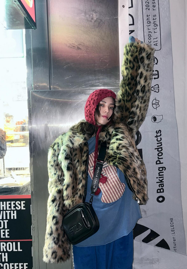 Han So-hee defines maximalism with a leopard-print faux-fur jacket layered over a faded graphic tee (Photo: @xeesoxee / Instagram)