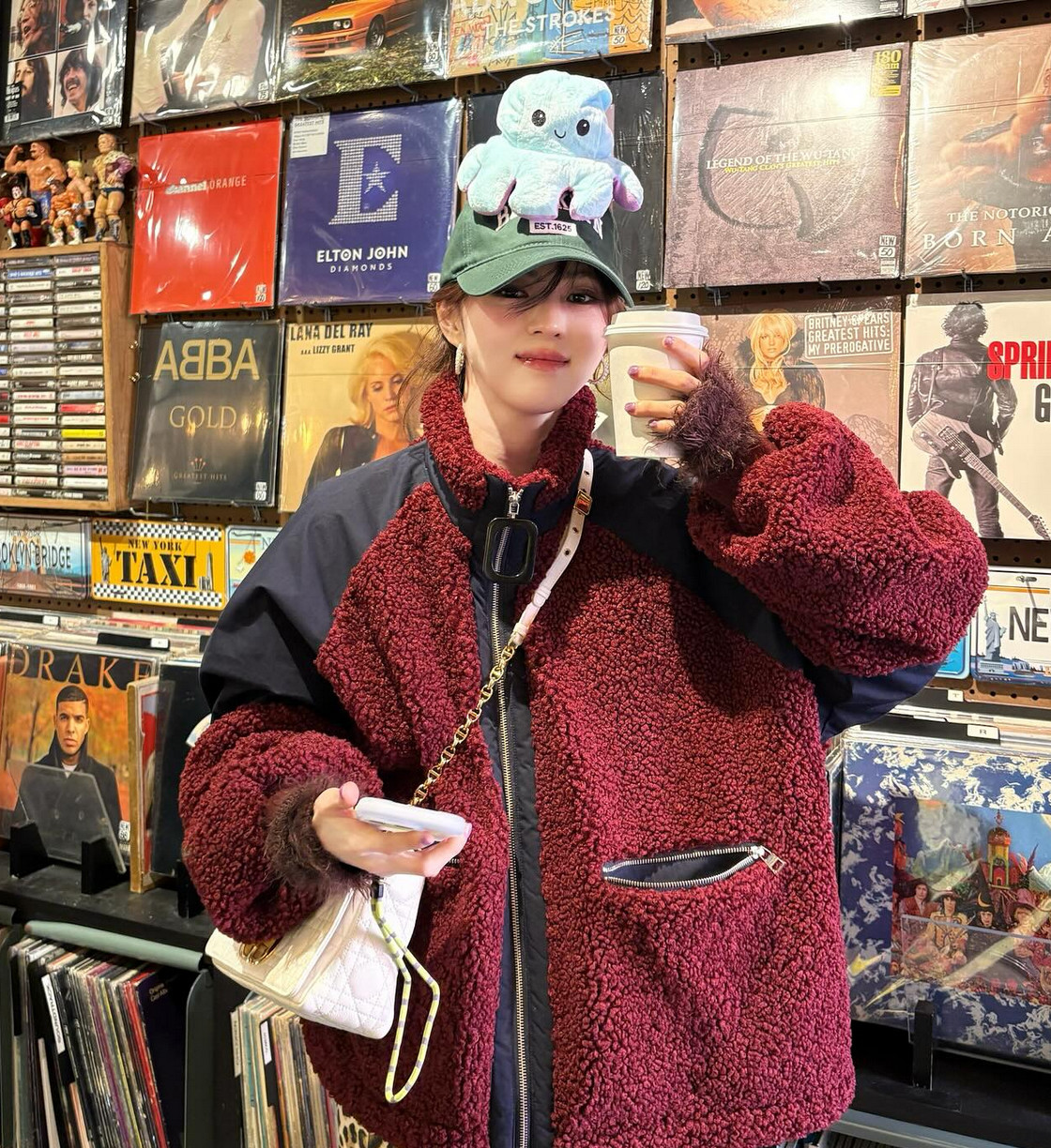 She pairs a two-tone sherpa fleece with a luxury quilted bag and ‘plush toy’ cap (Photo: @xeesoxee / Instagram)