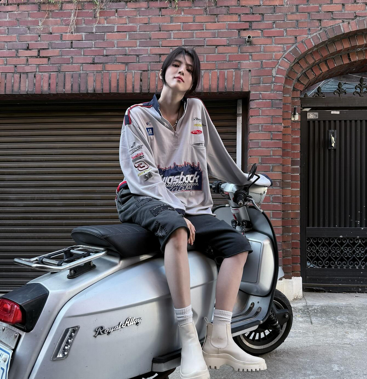 Racing patches and cargo shorts create her comfortable yet charismatic street style (Photo: @xeesoxee / Instagram)