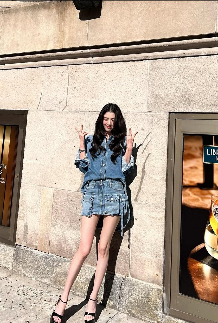 She updates double denim with a cargo mini-skirt and unexpected strappy heels (Photo: @xeesoxee / Instagram)