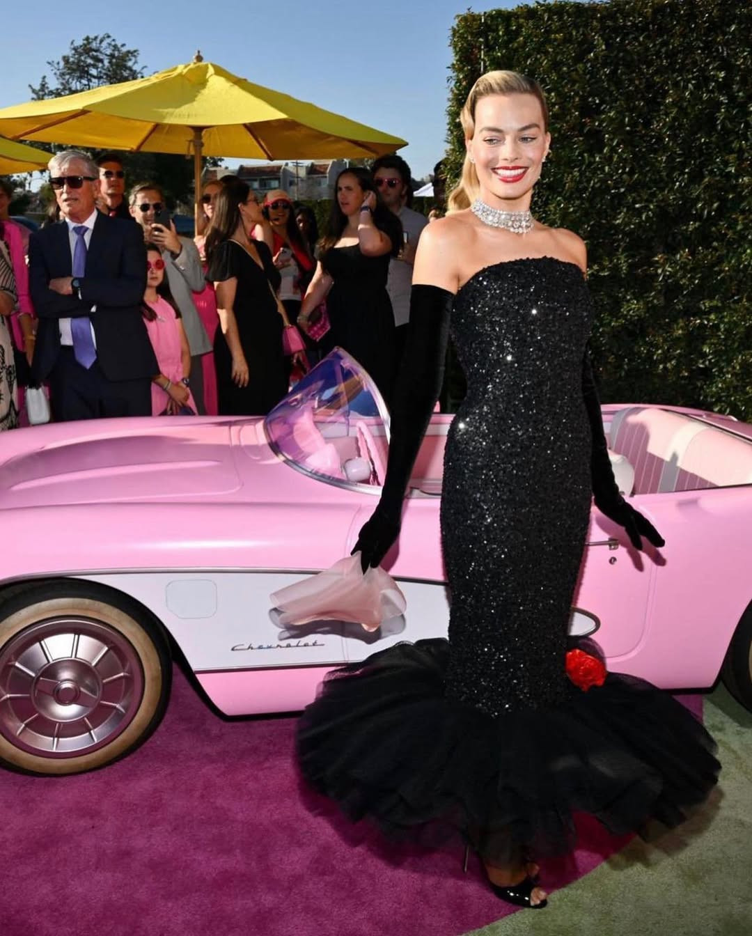 Margot Robbie channels decades of Barbie history with couture and archival pieces, turning the red carpet into a live extension of her character’s world (Photo: @margotrobbieofficial / Instagram)