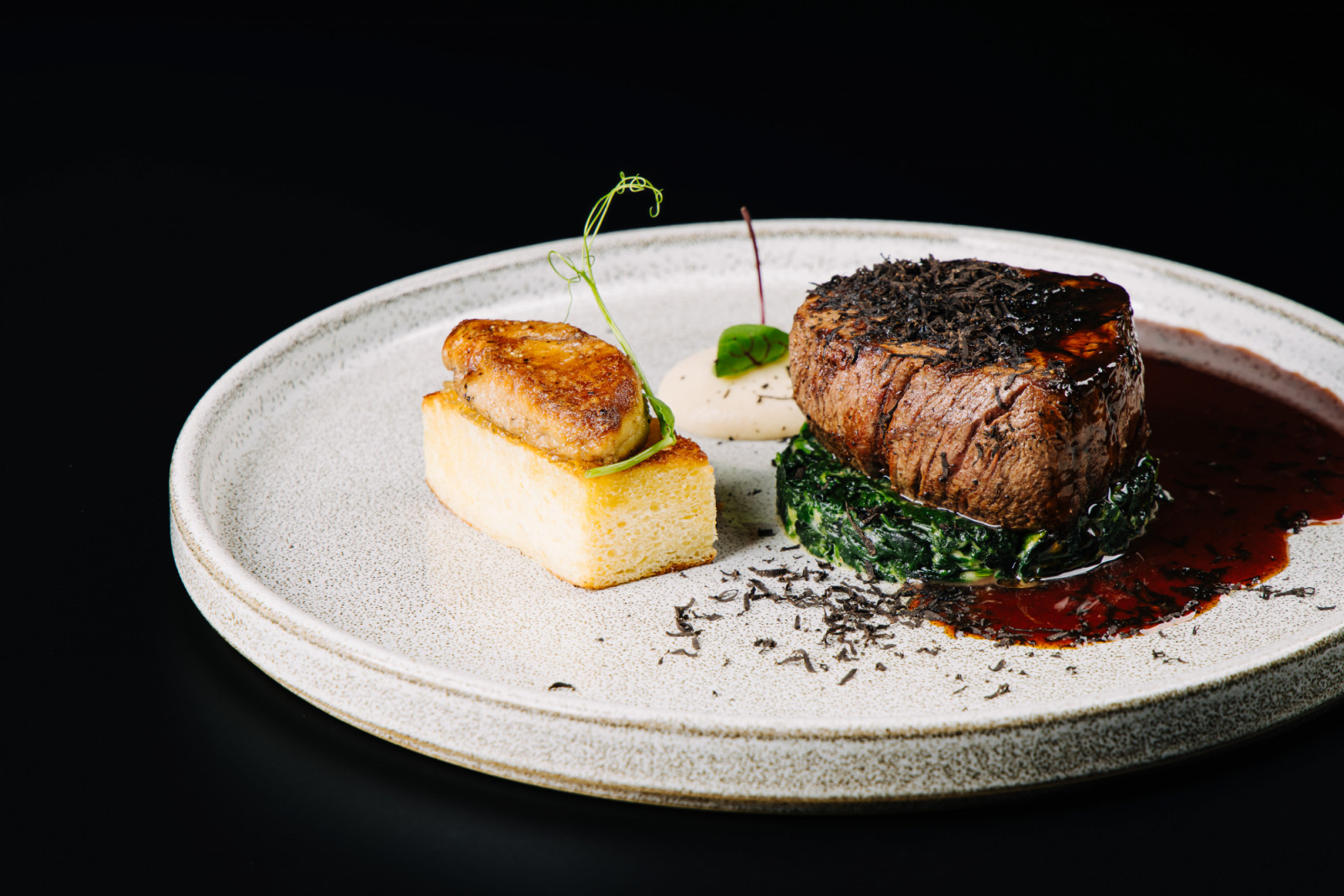 The Service at 1921 House โดดเด่นด้วยเมนูอาหารตะวันตก ทั้งสเต็กคุณภาพจากออสเตรเลีย ญี่ปุ่น และอเมริกา