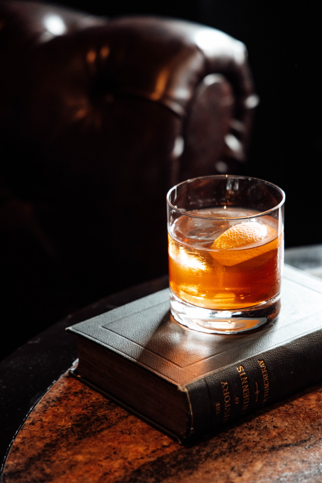 ค็อกเทลที่ Brit Bar at 1921 House โรงแรมอนันตรา เชียงใหม่ รีสอร์ท